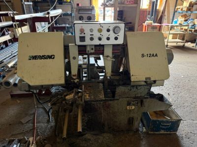 une machine qui se trouve à l'intérieur d'un bâtiment