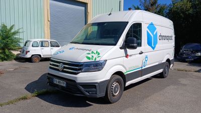 une camionnette blanche garée devant un bâtiment