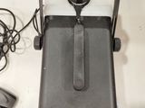 une photo en noir et blanc d'un ordinateur portable et d'une souris
