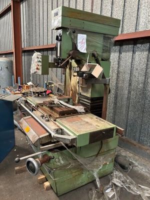 une photo d'une machine en cours de réparation