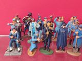 de nombreuses figurines de soldats exposées sur une table