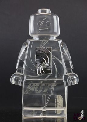 La figurine Lego est en plastique transparent et se détache sur un fond noir.