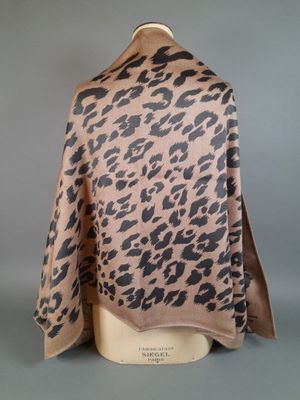une écharpe à imprimé léopard marron et noir sur un mannequin, un mannequin, un mannequin, un mannequin, un mannequin, un mannequin, un mannequin, un mannequin, un mannequin, un mannequin, un mannequin, un mannequin, un mannequin, un mannequin, un mannequin, un mannequin, un mannequin, un mannequin, un mannequin, un mannequin, un mannequin, un mannequin, un mannequin, un mannequin, un mannequin, un mannequin, un mannequin, un mannequin, un mannequin, un mannequin, un mannequin, un mannequin, un mannequin