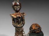 une image représentant la statue d'un homme avec une chaîne autour du cou