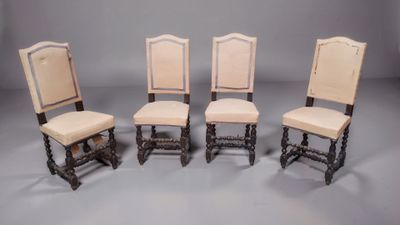 quatre chaises anciennes avec dossier rembourré et dossier rembourré