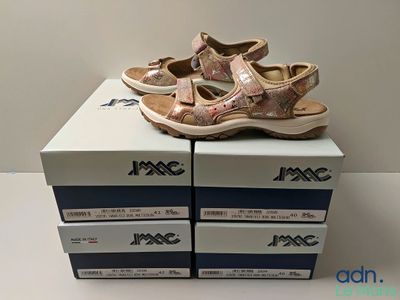Deux boîtes de chaussures sont empilées l'une sur l'autre sur une table.