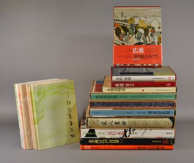 plusieurs livres empilés sur une table