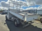 un camion blanc garé sur le bord de la route