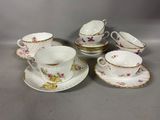 quatre tasses et soucoupes ornées de motifs floraux sont posées sur une table