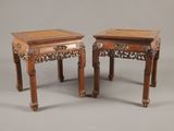paire de tables d'appoint chinoises sculptées