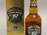 La bouteille de Chivas Regal se trouve à côté de la boîte.
