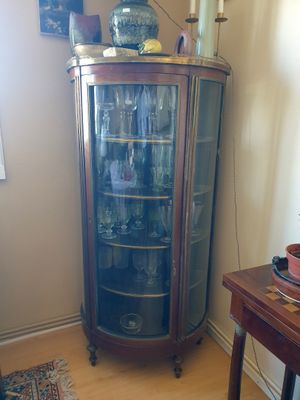 une vitrine en verre dans un coin de la pièce