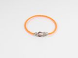 un bracelet en caoutchouc orange avec un fermoir argenté sur fond blanc