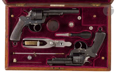 une mallette en bois contenant un pistolet et d'autres objets