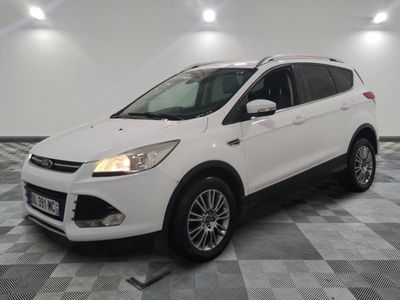 La Ford Kuga blanche est garée dans une grande pièce.