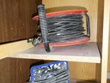 une étagère sur laquelle sont posés tout un tas d'outils