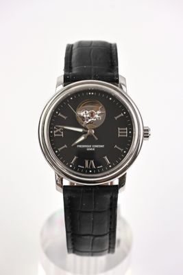 gros plan d'une montre-bracelet avec un cadran noir