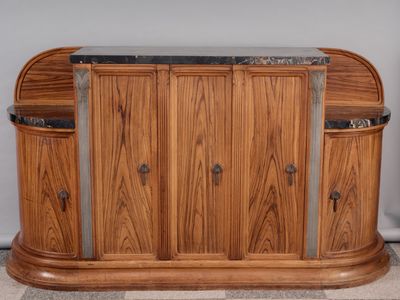 une image d'un meuble en bois avec un plateau en marbre