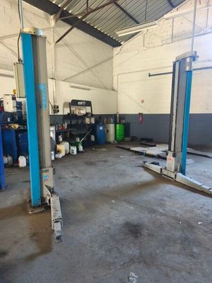 l'image d'un garage contenant de nombreux équipements