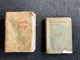 deux livres posés l'un à côté de l'autre sur une table