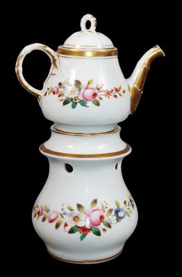 une théière blanche bordée d'or et décorée de fleurs