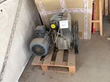 une pile de cartons et une machine dans un garage