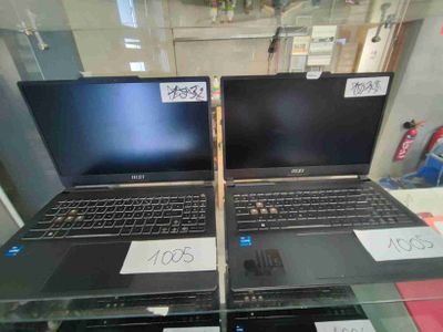 deux ordinateurs portables posés sur une table en verre