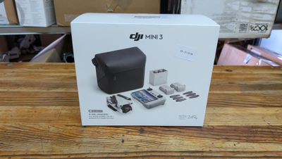 une boîte contenant un dispositif électronique quelconque