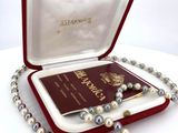 un collier de perles et un passeport dans un étui