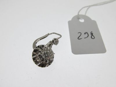 une paire de boucles d'oreilles en argent avec une étiquette sur fond blanc