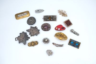 plusieurs types de broches et d'épingles disposés sur un fond blanc