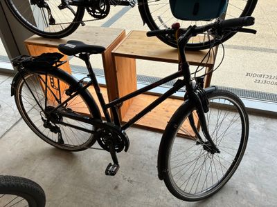 deux vélos garés l'un à côté de l'autre dans une pièce