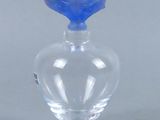 un vase en verre transparent orné d'une fleur bleue