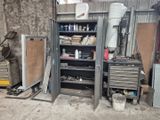 une photo d'un garage avec de nombreux outils rangés sur des étagères