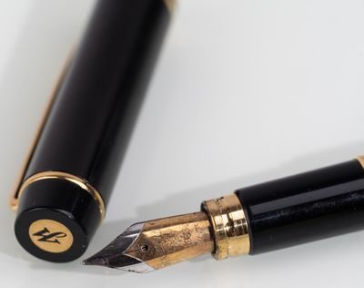 WATERMANN, Stylo plume en résine noire et métal doré, plume …