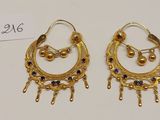 deux paires de boucles d'oreilles en or ornées de pierres bleues