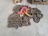 un tas de chaînes et une paire de ciseaux par terre