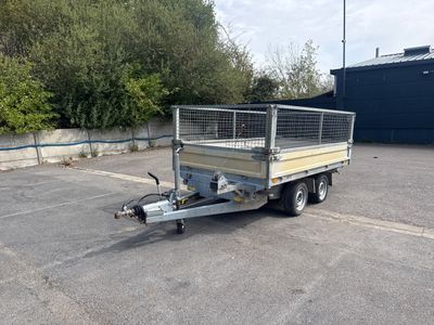 une remorque garée sur un parking