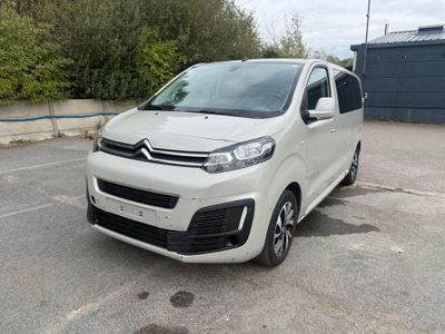 la petite camionnette blanche est garée dans le parking