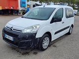 la camionnette blanche est garée dans un parking avec d'autres véhicules
