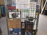 un chariot contenant beaucoup d'articles dans un entrepôt
