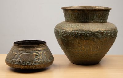 deux vases posés sur une table