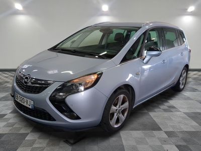 la photo d'une voiture argentée garée dans un garage