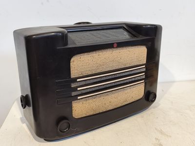 une radio à l'ancienne posée sur une table dans une pièce
