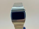 une Apple Watch posée sur un socle métallique, sur une table