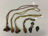 un ensemble de cinq types différents de pompons sur un fond blanc