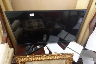 une photo d'un téléviseur à écran plat posé sur une table
