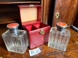 trois flacons de parfum posés les uns à côté des autres sur une table