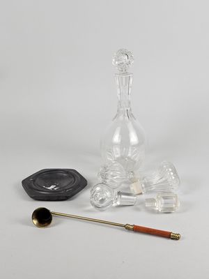 une carafe en verre avec une poignée en bois à côté