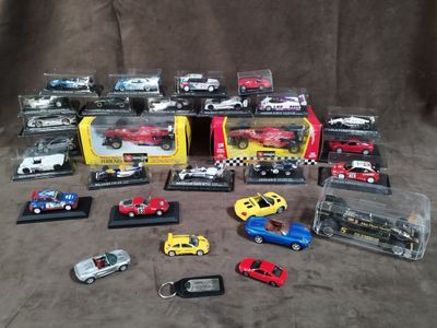 un grand nombre de petites voitures posées sur une table